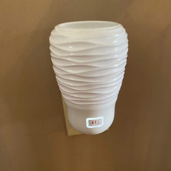 Scentsy Spin Wall Fan Diffuser - Picture 1 of 5